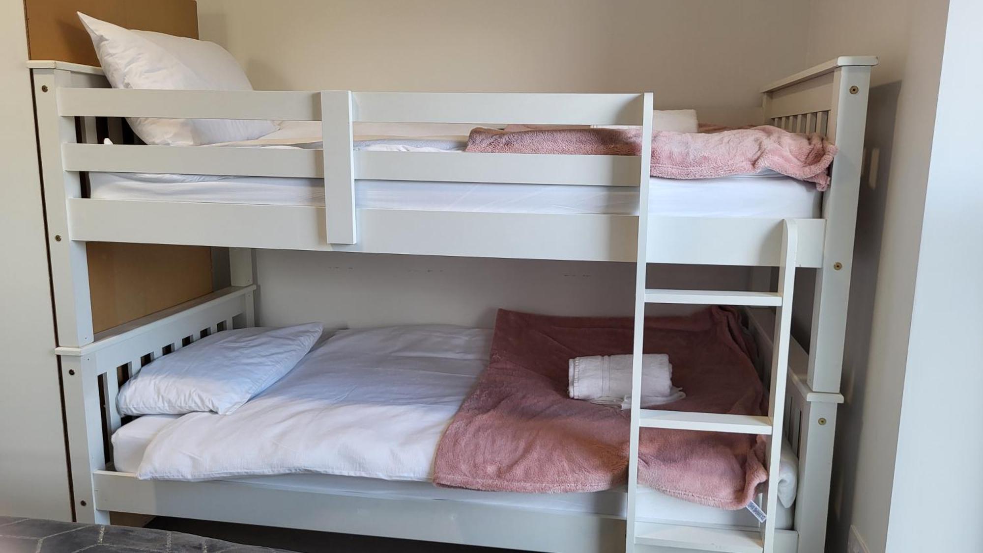 Trivia House Hostel Swanlinbar Екстериор снимка